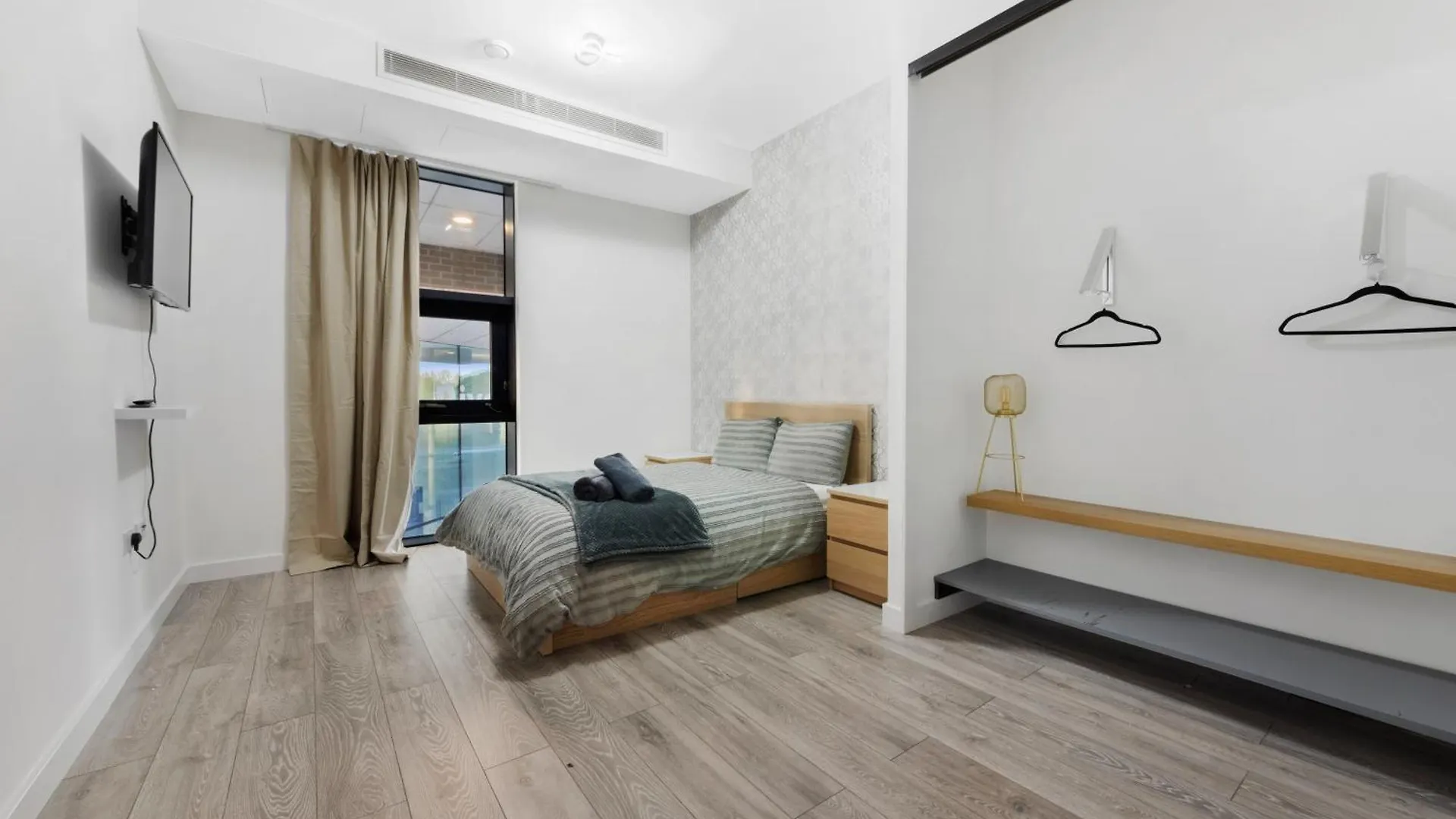 Apartment Riverside 2 Bedroom Stratford London